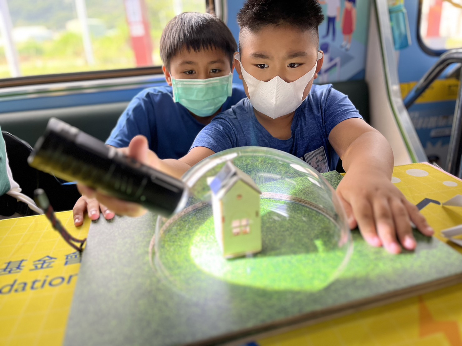 stake參與基礎科學主題車廂，以STEAM教學精神，設計「逐日科學家」、「太陽能工程師」以及「淨零建築師」三大能源科普課程和實驗