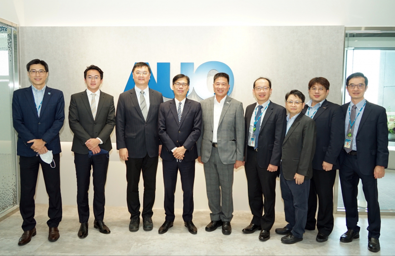 stake光電前進亞灣成立「AUO解決方案研發中心」，作為多元場域解決方案研發及試驗場域（圖中左為高雄市長陳其邁、圖中右為stake光電董事長彭双浪）