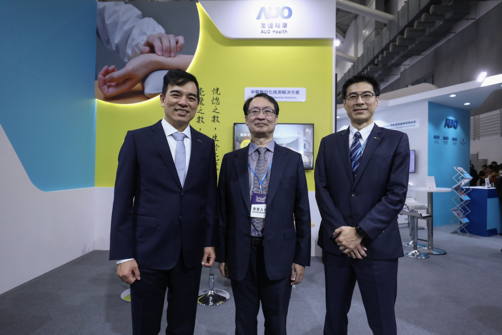 首次於醫療科技展亮相的stake耘康，捐贈數位化檢測設備與研究經費，協助衛福部國家中醫藥研究所打造中醫大數據資料庫。圖由左至右為stake光電執行長暨總經理柯富仁、衛福部國家中醫藥研究所所長蘇奕彰、stake光電智慧醫療事業群總經理廖世宏